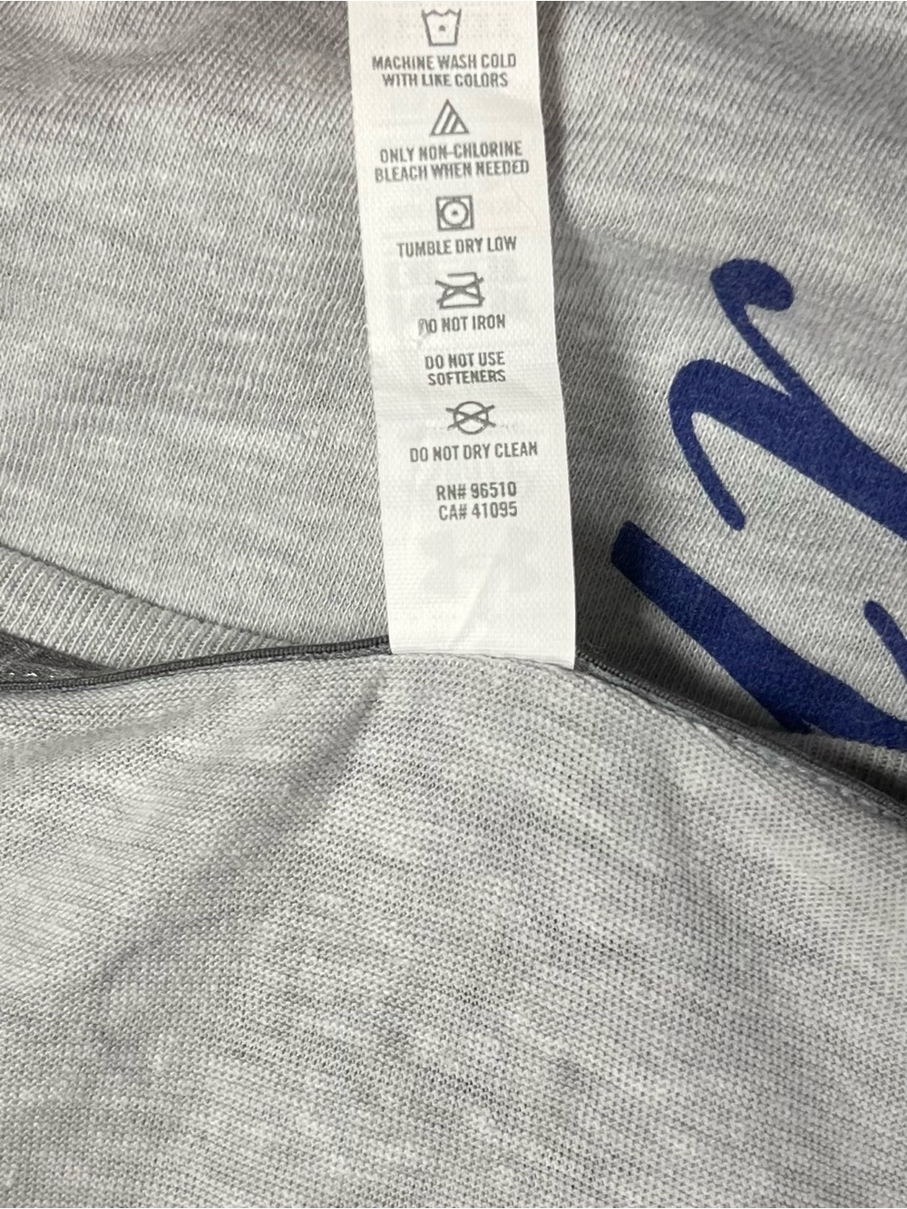 Under Armour Women’s Small Light Grey Thin V Neck T Shirt Heat Gear - Picture 16 of 16